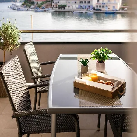 Outstanding Island Getaway Ribarska Srica Guest house 4*