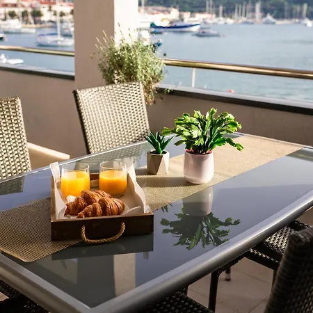 ゲストハウス Outstanding Island Getaway Ribarska Srica 4*