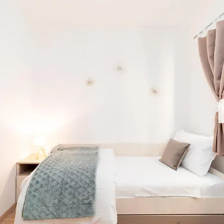 Outstanding Island Getaway Ribarska Srica ゲストハウス 4*